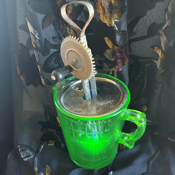 Vintage Hazel Atlas green Uranium glass 32 ouncemeasuring...